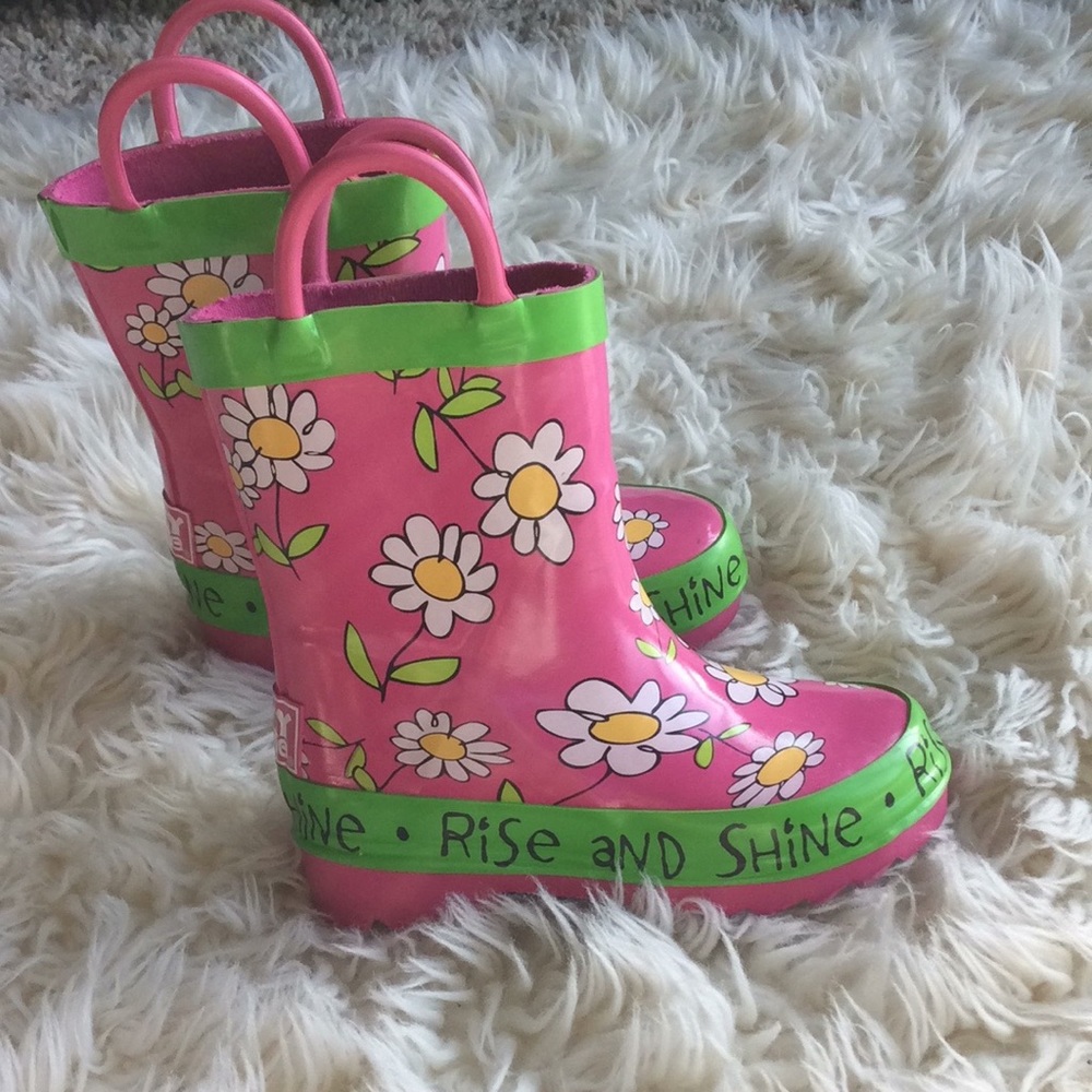 5/$25 lazy one daisy flower rain boots size 6